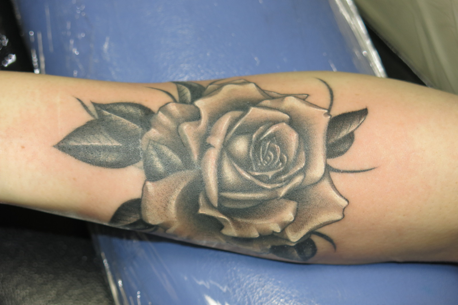 薔薇|腕　ブラックアンドグレー　ブラックアンドグレイ　薔薇　バラ　ＲＯＳＥ　rose　ローズ　リアル
