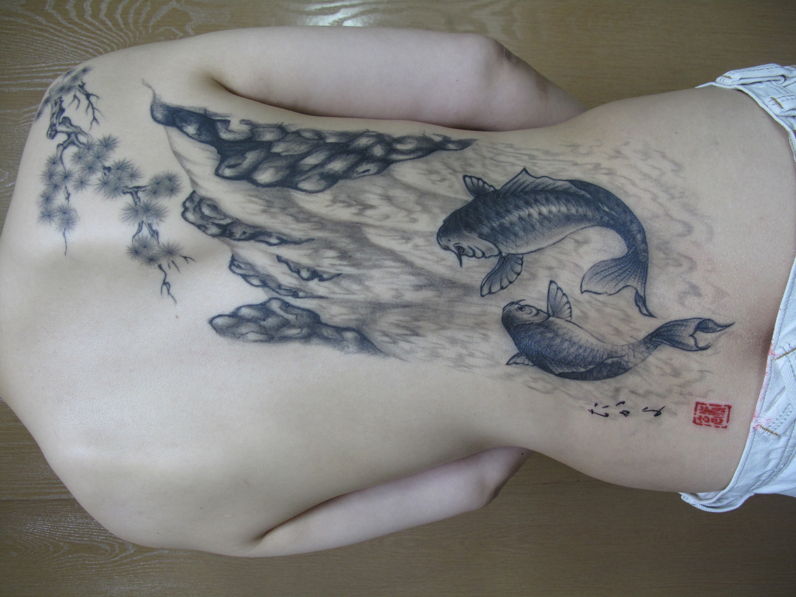 鯉|背中　水墨画　鯉　ブラックアンドグレイ　ブラックアンドグレー　和彫　ジャパニーズ
