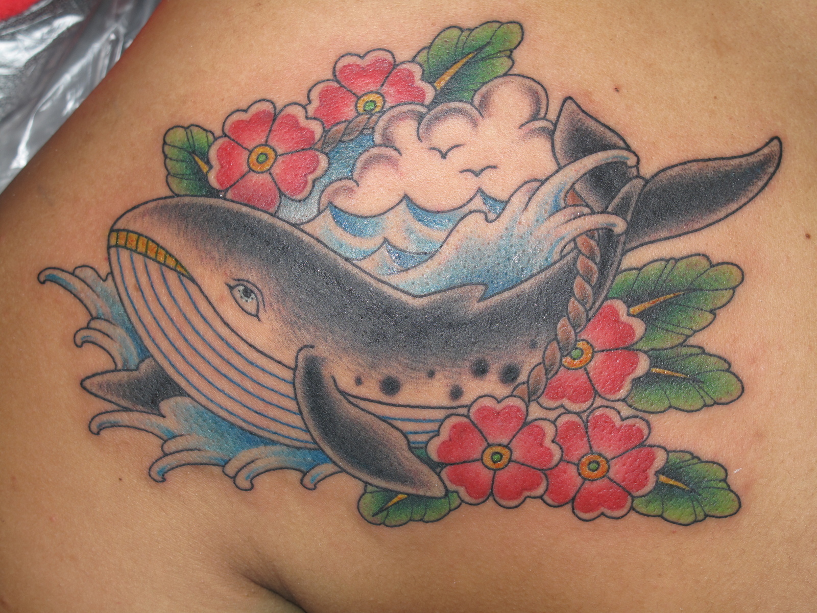 クジラ|背中　カラー　クジラ　花　アメリカン　アメリカンタトゥー
