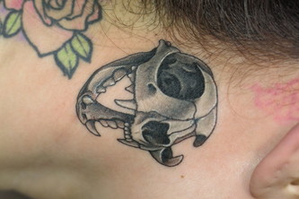 スカルネコ|首　耳　耳裏　ブラックアンドグレー　ブラックアンドグレイ　ネコ　猫　スカル　骸骨　ワンポイント